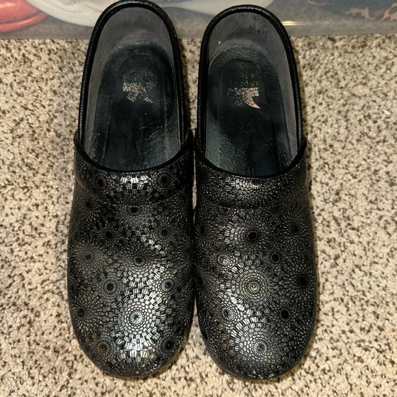 Dansko women’s black and silver medallion Embossed XP Clogs size 41 (10.5-11) - Picture 1 of 8